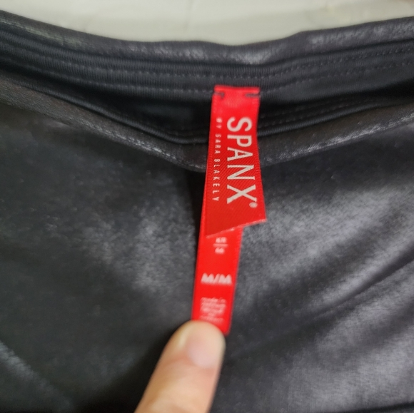 Spanx Black Faux Leather Coated Cropped Leggings Size Medium - Picture 7 of 8